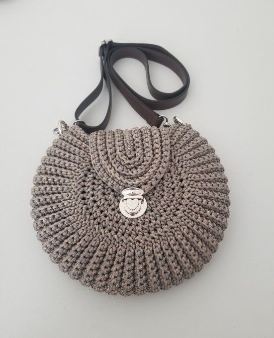 Petit sac rond au crochet gris beige avec bandoulière réglable et fermoir métallique