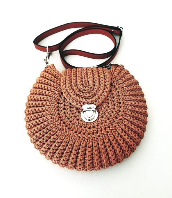 Sac rond au crochet rouille bandoulière réglable et fermoir métallique
